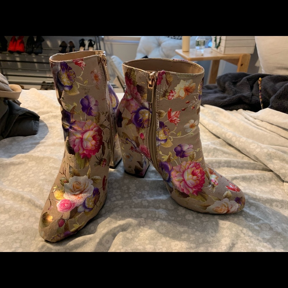 Flower printed booties! Size 7w, Worn twice